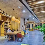 Hotel Ibis Airport *