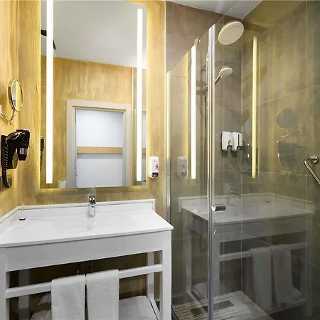 Ibis Airport מלון