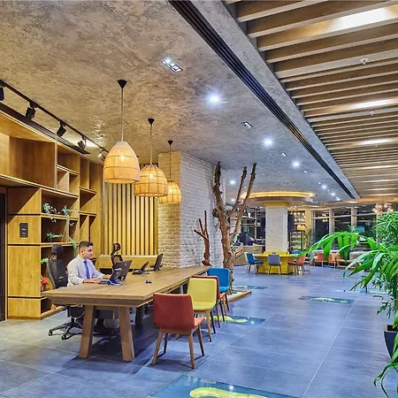 Hotel Ibis Airport *